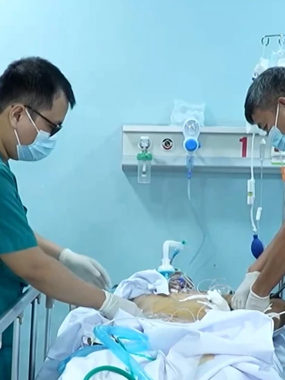 [Video] Thực hiện thành công ca phẫu thuật mở ngực giữa Trường Sa Lớn