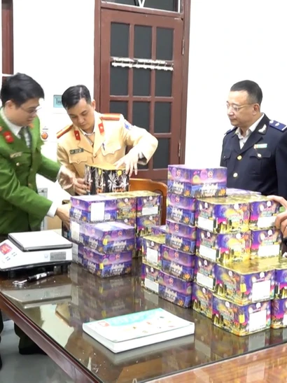 [Video] Bắt nhóm 14 đối tượng thu giữ gần 2,3 tạ pháo nổ