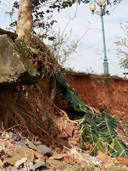 [Video] Bờ kè sông Thạch Hãn sạt lở nghiêm trọng