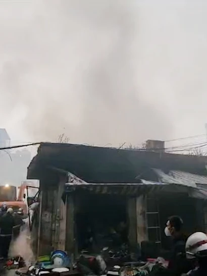 [Video] Hà Nội: Cháy lớn tại chợ Xanh Định Công, nhiều gian hàng bị thiêu rụi