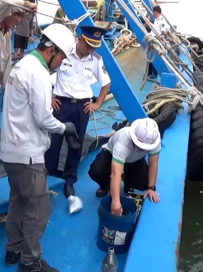[Video] Cảnh sát biển điều tra tàu chở 100.000 lít dầu DO không rõ nguồn gốc