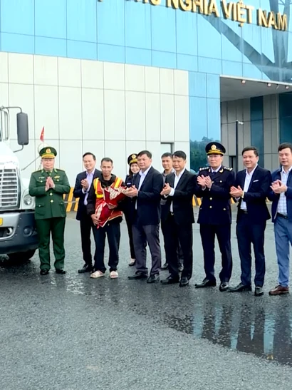 [Video] 170 tấn hàng thông quan trong ngày đầu thí điểm xuất nhập khẩu xuyên tuần