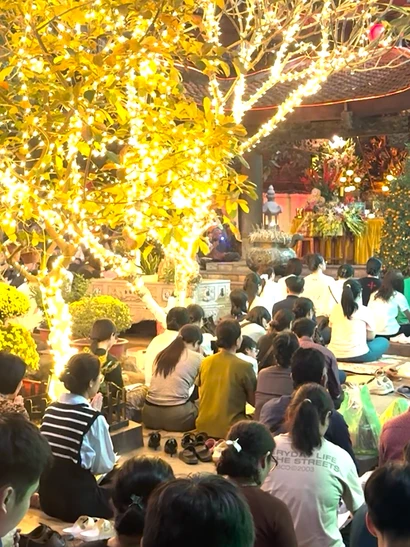 [Video] Người dân đi chùa cầu an Rằm tháng Giêng