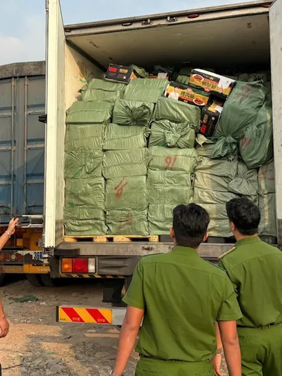 [Video] TP Hồ Chí Minh phát hiện hơn 28 tấn thực phẩm bẩn không rõ nguồn gốc