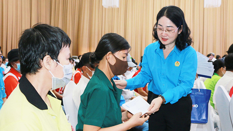 Chủ tịch Liên đoàn Lao động tỉnh Bình Dương Nguyễn Kim Loan trao quà tặng công nhân lao động có hoàn cảnh khó khăn, tai nạn lao động, bệnh nghề nghiệp, bệnh hiểm nghèo. (Ảnh TRỊNH BÌNH) Chủ tịch Liên đoàn Lao động tỉnh Bình Dương Nguyễn Kim Loan trao quà tặng công nhân lao động có hoàn cảnh khó khăn, tai nạn lao động, bệnh nghề nghiệp, bệnh hiểm nghèo. (Ảnh TRỊNH BÌNH)