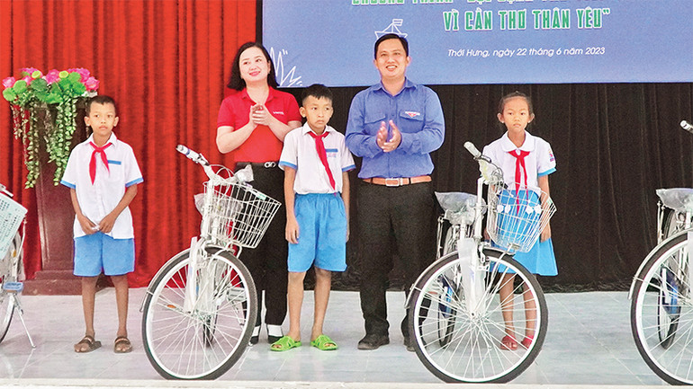 Trao học bổng cho học sinh nghèo, học sinh Khmer xã Thới Ðông, huyện Cờ Ðỏ.