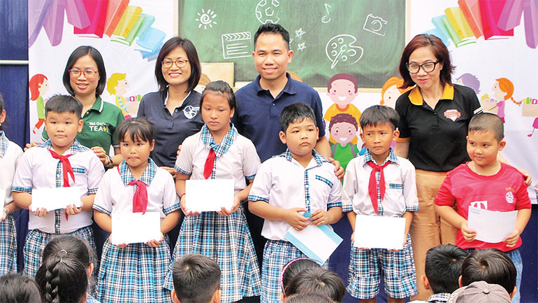 Thành đoàn Cần Thơ tặng xe đạp cho học sinh có hoàn cảnh khó khăn xã Thới Hưng, huyện Cờ Ðỏ.