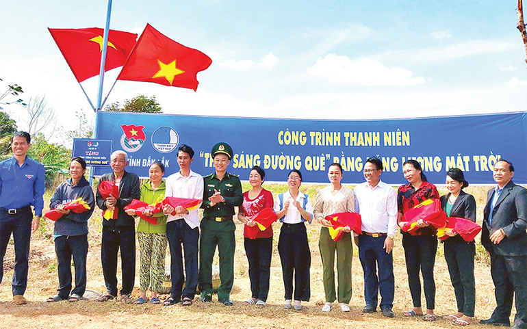 Tỉnh đoàn Ðắk Lắk phối hợp với các nhà tài trợ trao tặng Công trình thanh niên "Thắp sáng đường quê" bằng năng lượng mặt trời cho người dân xã biên giới Ia R’vê, huyện Ea Súp. Tỉnh đoàn Ðắk Lắk phối hợp với các nhà tài trợ trao tặng Công trình thanh niên "Thắp sáng đường quê" bằng năng lượng mặt trời cho người dân xã biên giới Ia R’vê, huyện Ea Súp.