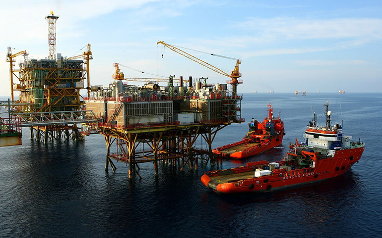 Khai thác dầu khí trên vùng mỏ Bạch Hổ. (Ảnh TTXVN)