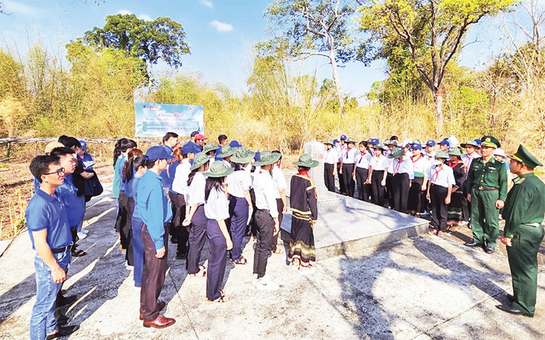 Cán bộ Biên phòng giới thiệu về cột mốc chủ quyền biên giới quốc gia cho các bạn trẻ. Cán bộ Biên phòng giới thiệu về cột mốc chủ quyền biên giới quốc gia cho các bạn trẻ.