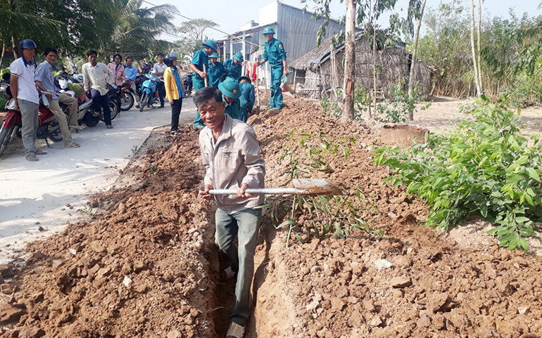 Thi công công trình đưa nước sạch về nông thôn vùng ven biển tỉnh Sóc Trăng.