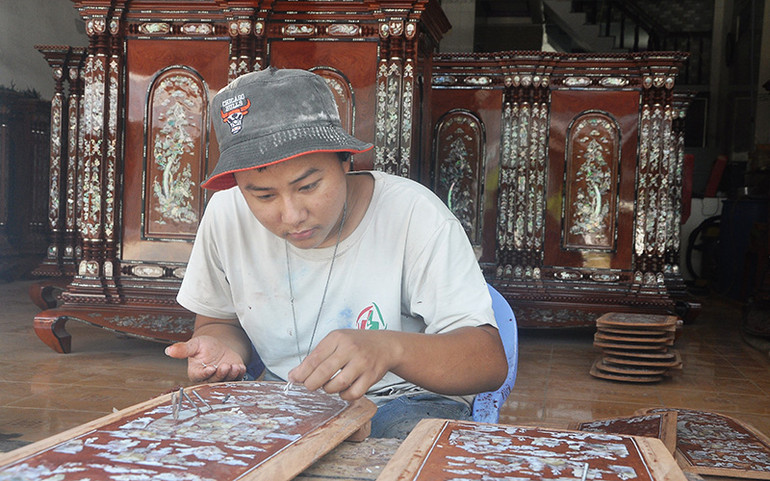 Khảm xà cừ trên chiếc tủ thờ Gò Công.