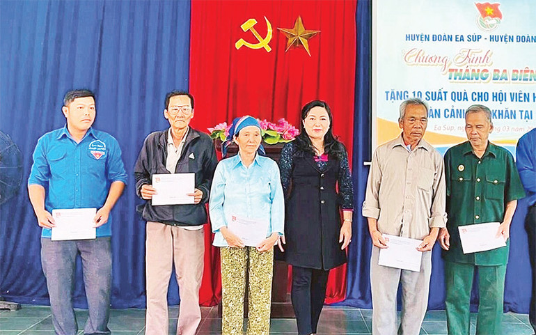 Ðoàn viên, thanh niên tặng quà cho các cựu thanh niên xung phong có hoàn cảnh khó khăn ở xã biên giới Ia Lốp, huyện Ea Súp. Ðoàn viên, thanh niên tặng quà cho các cựu thanh niên xung phong có hoàn cảnh khó khăn ở xã biên giới Ia Lốp, huyện Ea Súp.