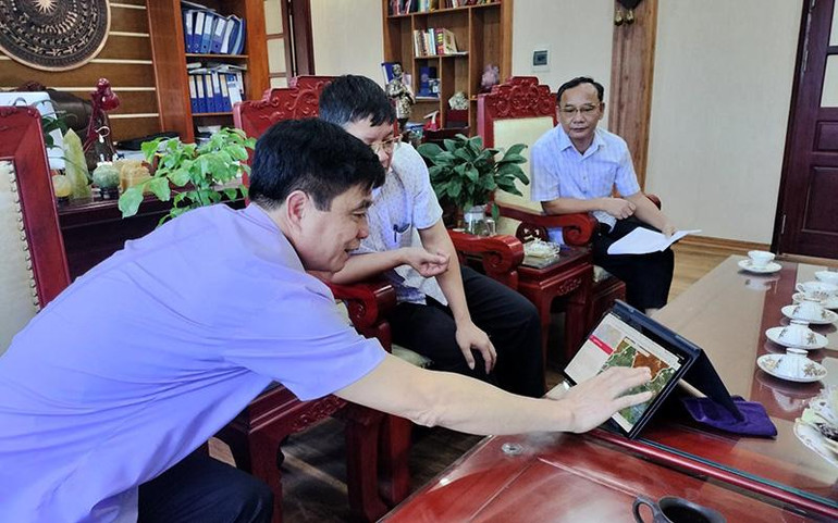 Lãnh đạo Công ty Thủy lợi Hải Dương phân tích bản đồ mưa trên hệ thống. Lãnh đạo Công ty Thủy lợi Hải Dương phân tích bản đồ mưa trên hệ thống.