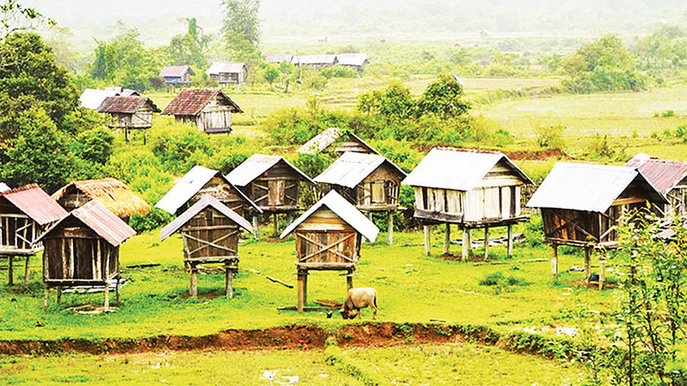 Kho lúa đặt ở rìa làng.