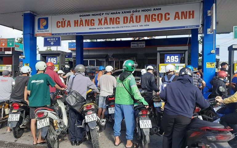 Khách hành mua xăng tại Cửa hàng xăng dầu của Petrolimex ở quốc lộ 1K, phường Linh Xuân, thành phố Thủ Ðức, Thành phố Hồ Chí Minh. (Ảnh CAO TÂN)