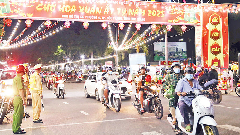 Ðiều tiết giao thông tại chợ hoa xuân Ất Tỵ 2025.