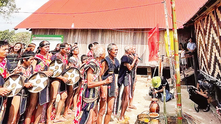 Các già làng cùng thực hiện nghi lễ khấn mời các thần linh.