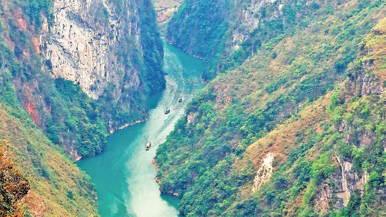 Hẻm Tu Sản nhìn từ đỉnh Mã Pì Lèng. Hẻm Tu Sản nhìn từ đỉnh Mã Pì Lèng.