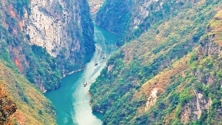 Hẻm Tu Sản nhìn từ đỉnh Mã Pì Lèng. Hẻm Tu Sản nhìn từ đỉnh Mã Pì Lèng.