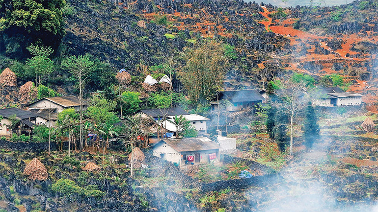 Bình yên những ngôi nhà trên triền núi. Bình yên những ngôi nhà trên triền núi.