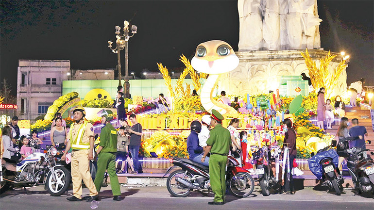 Bảo đảm giao thông thông suốt tại khu vực tượng đài đoàn kết Kinh-Hoa-Khmer, thành phố Sóc Trăng.