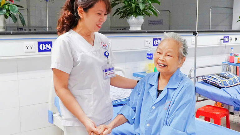 Chăm sóc người bệnh tại Bệnh viện Trung ương Thái Nguyên.
