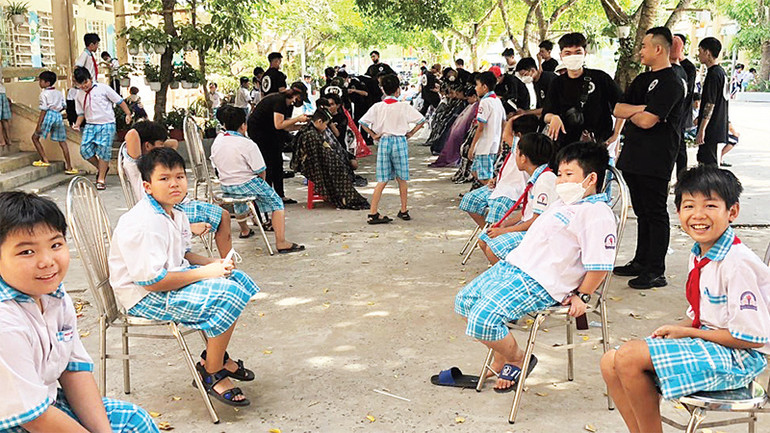 Các em học sinh Trường THCS Thới An Ðông thuộc quận Bình Thủy, TP Cần Thơ háo hức chờ đến lượt cắt tóc.
