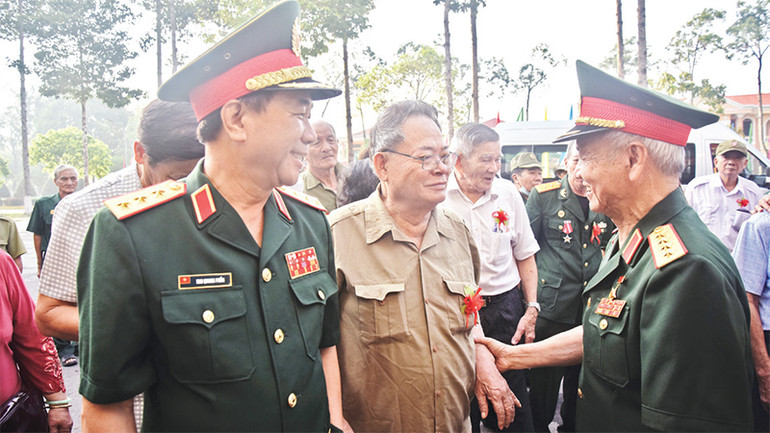 Các cựu chiến binh vui mừng gặp lại nhau tại lễ kỷ niệm