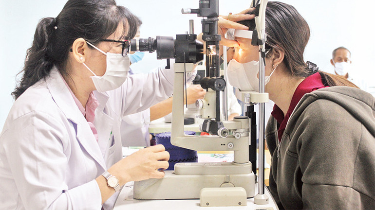 Khám bệnh đau mắt đỏ tại Bệnh viện đa khoa Nguyễn Ðình Chiểu (Bến Tre).