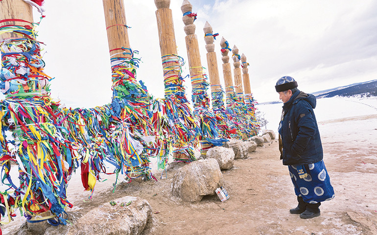 Những cột gỗ trên đảo Olkhon nơi các pháp sư thường làm lễ.