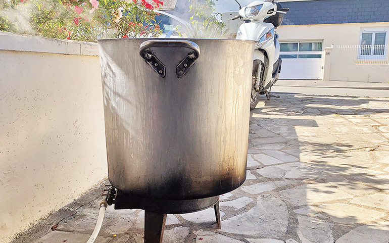 Nấu bánh chưng ngày Tết tại Pháp.