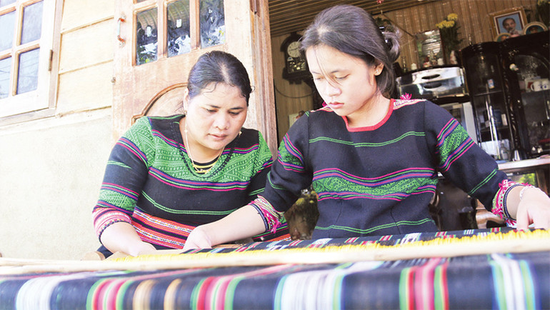 Cùng với các lớp do Nhà nước tổ chức, nhiều nghệ nhân tâm huyết còn tự tổ chức truyền dạy nghề dệt thổ cẩm tại nhà.