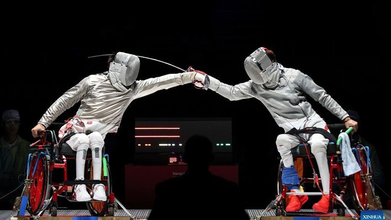 VÐV người Trung Quốc Feng Yanke (trái) thắng đồng đội Zhang Jie giành HCV môn đấu kiếm. (Ảnh XINHUA) VÐV người Trung Quốc Feng Yanke (trái) thắng đồng đội Zhang Jie giành HCV môn đấu kiếm. (Ảnh XINHUA)