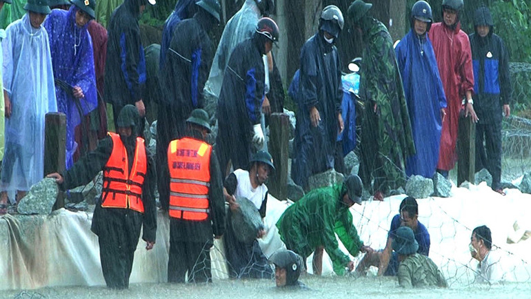 Lực lượng chức năng huyện Quảng Ðiền, tỉnh Thừa Thiên Huế tập trung gia cố, chống sạt lở bờ đê.