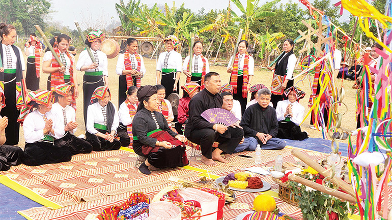 Thầy mo chủ trì buổi lễ để xin ông Then cho mưa xuống giúp dân bản có được một năm mưa thuận gió hòa, mùa màng tươi tốt. Thầy mo chủ trì buổi lễ để xin ông Then cho mưa xuống giúp dân bản có được một năm mưa thuận gió hòa, mùa màng tươi tốt.