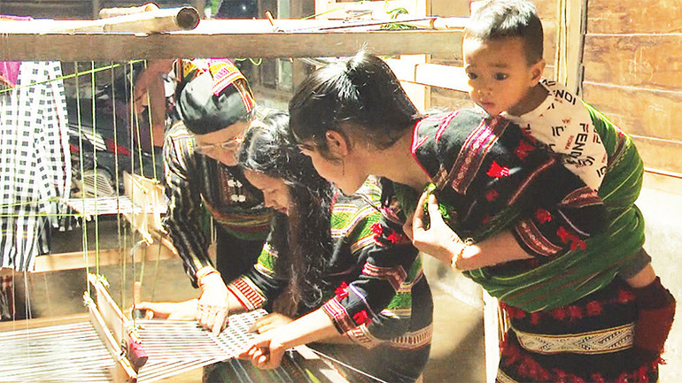 Những người trẻ rất hào hứng, nhiệt tình tham gia các lớp dệt thổ cẩm.