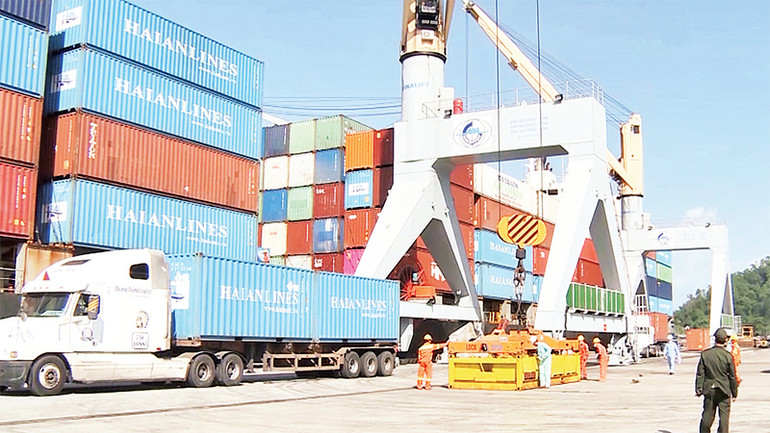 Hàng hóa vận chuyển bằng container đi, đến cảng Chân Mây. Hàng hóa vận chuyển bằng container đi, đến cảng Chân Mây.