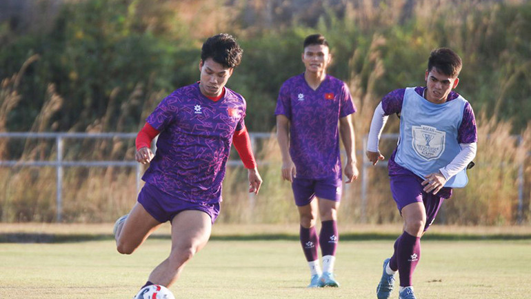 Các cầu thủ đội tuyển Việt Nam luyện tập chuẩn bị cho trận mở màn tại ASEAN Cup 2024. (Ảnh VFF)