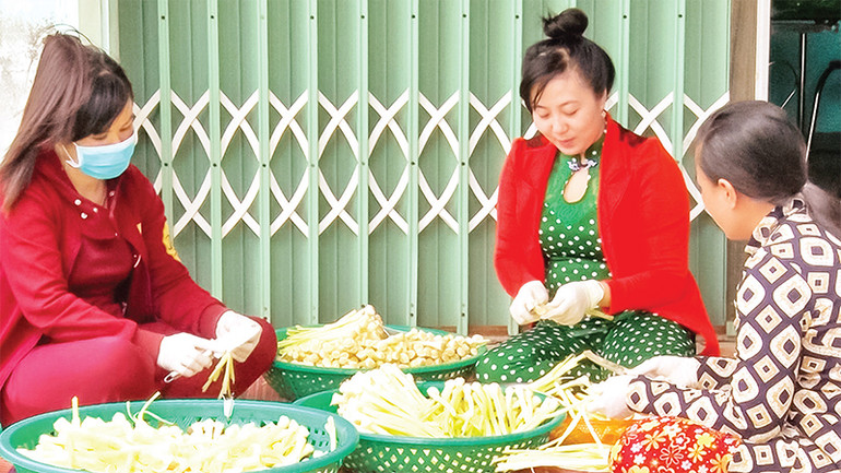 Khâu chế biến bồn bồn đã giải quyết được lực lượng lao động nhàn rỗi tại địa phương.