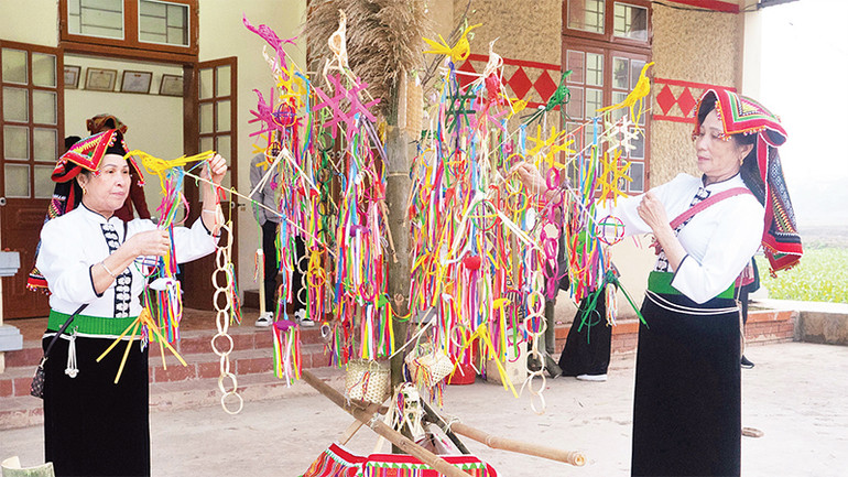 Cây vạn vật là một trong những tín vật không thể thiếu trong lễ cúng, được những người phụ nữ Thái chuẩn bị rất tỉ mỉ và công phu. Cây vạn vật là một trong những tín vật không thể thiếu trong lễ cúng, được những người phụ nữ Thái chuẩn bị rất tỉ mỉ và công phu.