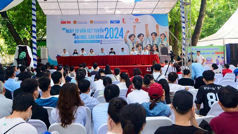 Phụ huynh và học sinh tham dự Ngày tư vấn xét tuyển đại học, cao đẳng 2024. (Ảnh QUỐC VIỆT) Phụ huynh và học sinh tham dự Ngày tư vấn xét tuyển đại học, cao đẳng 2024. (Ảnh QUỐC VIỆT)