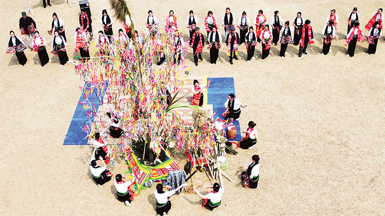 Sau khi thực hiện xong bài cúng, tất cả những người tham gia lễ hội sẽ cùng nhau nối vòng nhảy điệu xòe chiêng và hát múa quanh cây vạn vật. Sau khi thực hiện xong bài cúng, tất cả những người tham gia lễ hội sẽ cùng nhau nối vòng nhảy điệu xòe chiêng và hát múa quanh cây vạn vật.