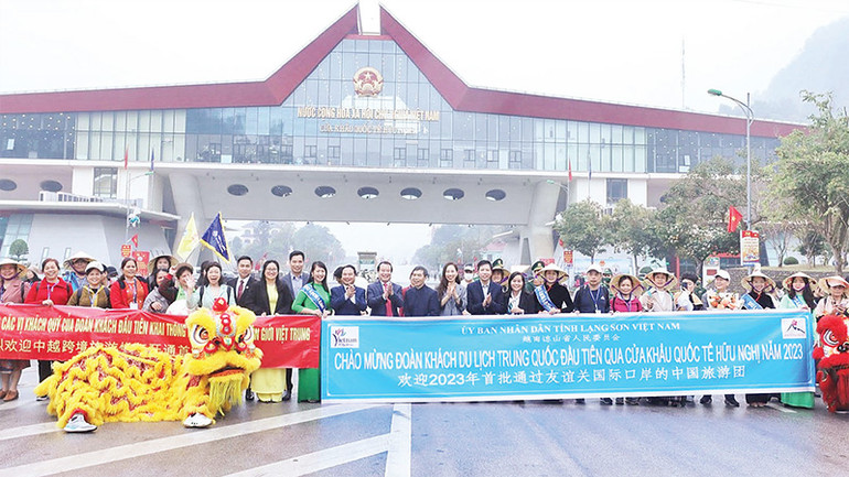 Cửa khẩu quốc tế Hữu Nghị (huyện Cao Lộc, Lạng Sơn) thường xuyên đón các đoàn khách xuất, nhập cảnh.