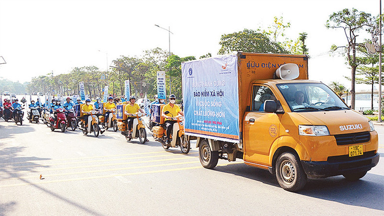 Bảo hiểm xã hội tỉnh Phú Thọ diễu hành tuyên truyền về bảo hiểm xã hội.
