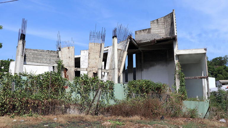 Dự án công trình Nhà lưu niệm luật sư Nguyễn Hữu Thọ tại Phường 1, thành phố Tuy Hòa, Phú Yên chậm tiến độ do vướng giải phóng mặt bằng.