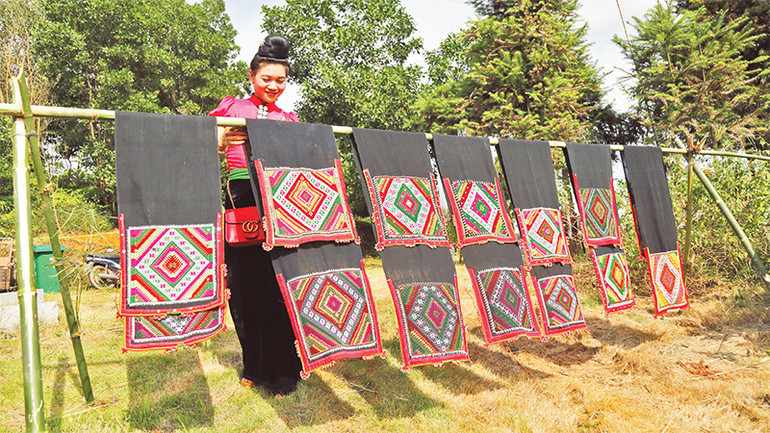 Khăn piêu là một biểu tượng của văn hóa truyền thống dân tộc Thái.