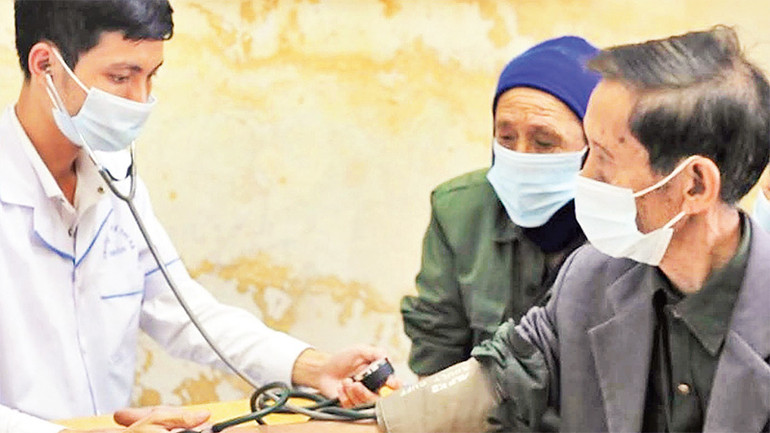 Bác sĩ trẻ tình nguyện khám, chữa bệnh cho người dân. (Ảnh QUỐC VINH)