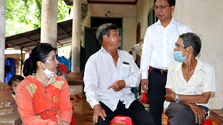 Lãnh đạo huyện Long Thành đến từng hộ dân để tuyên truyền, vận động bàn giao mặt bằng xây dựng sân bay quốc tế Long Thành (Ðồng Nai).