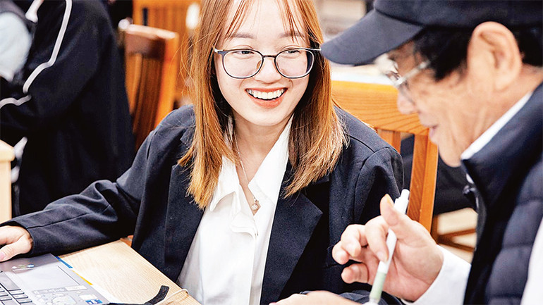 Cán bộ của Trung tâm Phục vụ hành chính công thành phố hướng dẫn người dân làm thủ tục.